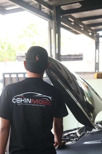 Tim inspektor CekinMobil melakukan pengecekan detail mesin dan komponen vital mobil bekas